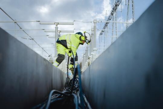 Blåkläderin palosuojatut työvaatteet työmaalla