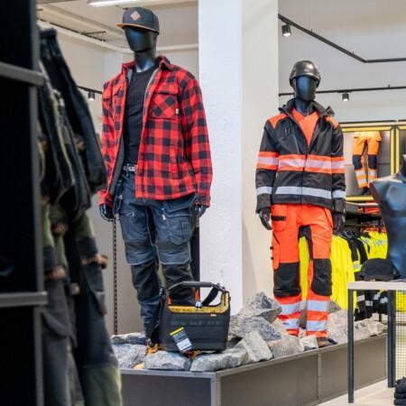 VTR-Workwear Center Tampere -työvaatemyymälän mannekiinit